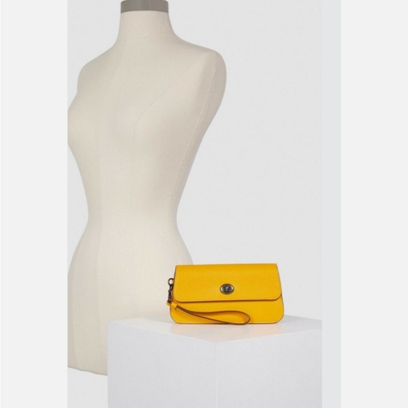 New Coach leather turnlock wristlet - Picture 2 of 6